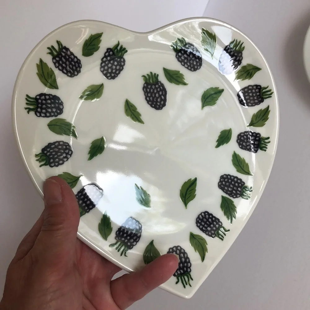 Williams Sonoma Heart Shaped Strawberry And Blackberry Dessert Plates
